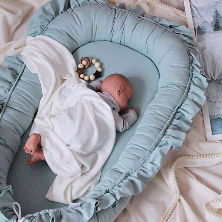 lit de voyage bébé adorable